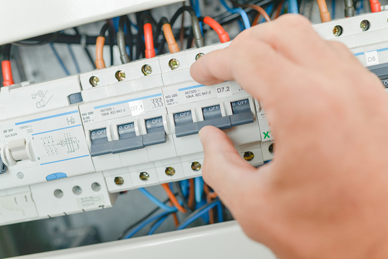 Elektro­installation bei EAB Berlit GmbH &. Co.KG in Floh-Seligenthal
