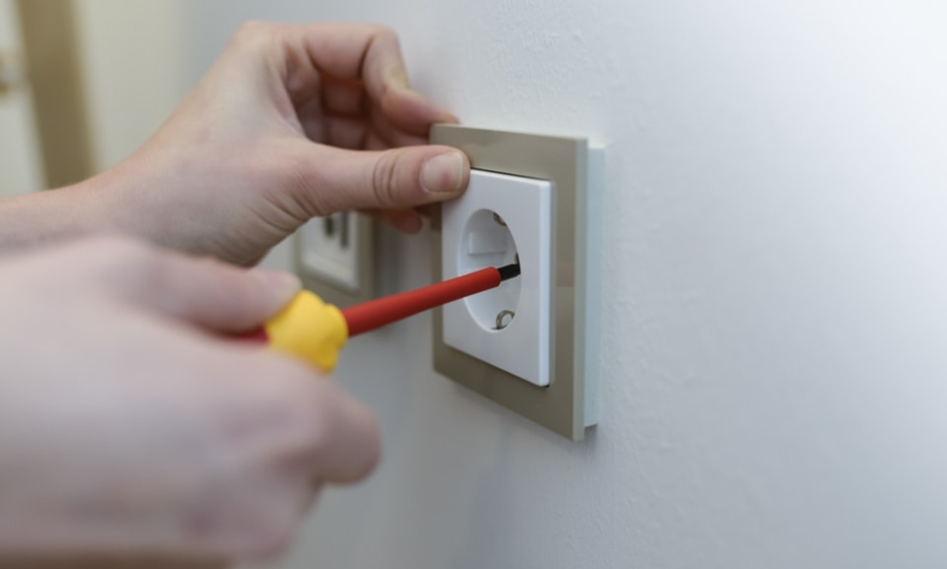 Elektro­installation bei EAB Berlit GmbH &. Co.KG in Floh-Seligenthal